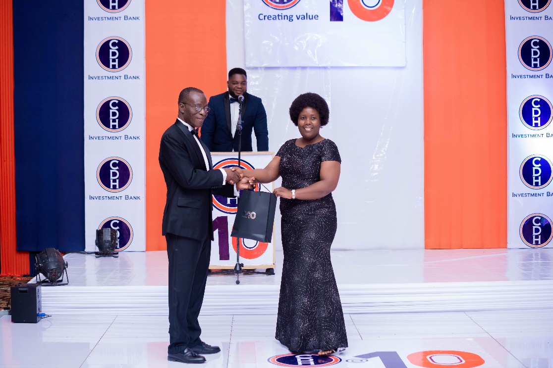 (L-R) Kwame Ahadzi, CDH Investment Bank Chief Executive Officer hands over gift to Mrs Lyness Nkungula, Chief Executive Officer, Bankers Association of Malawi who was guest of honor at the Lilongwe gala dinner