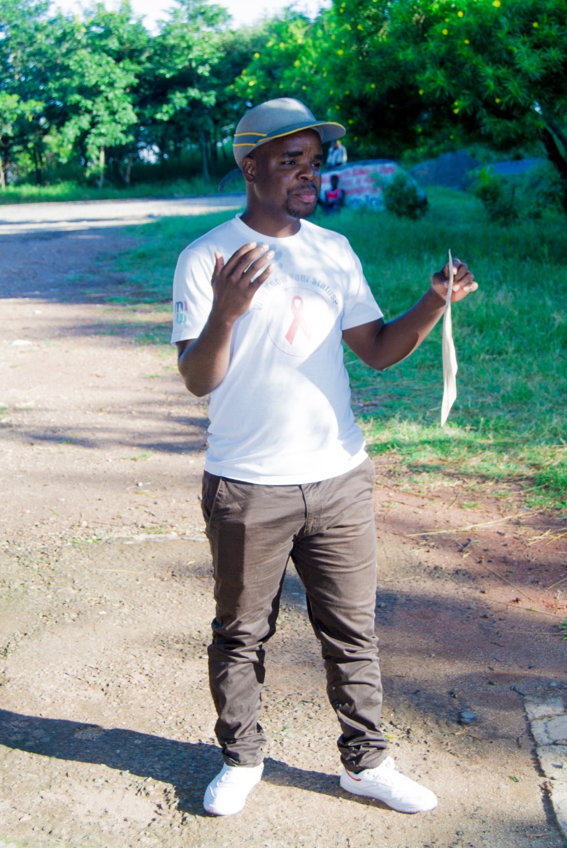 Steven Amos speaking during a health break at Kamuzu View in Chikwawa on 2nd April 2022 during the walk